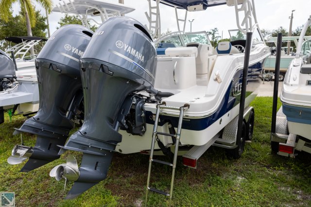 Used 2022 Robalo R247 DC for sale